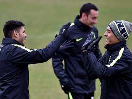 El central argentino (d), baja en el cuadro de Schelotto. EFE