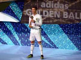 Cristiano Ronaldo con el trofeo de mejor jugador del torneo. EFE