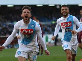 El delantero del Nápoles Dries Mertens (I) celebra un gol al Torino FC en San Paolo, en Nápoles, Italia. EFE/EPA