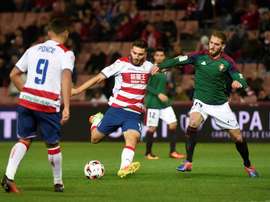 Jon Toral, joueur de Grenade à la lutte contre Fausto, de Grenade dans un match de Liga. EFE