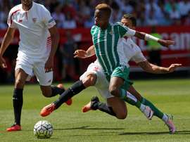 El centrocampista del Betis Charly Musonda (en primer plano) durante un partido. EFE/Archivo