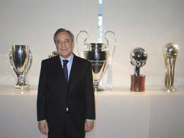 Le président du Real Madrid avec les trophées derrière lui. EFE