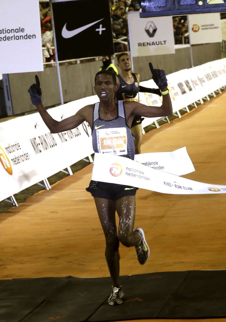El atleta eritreo Nguse Amloson se proclama vencedor de la carrera internacional de la San Silvestre Vallecana, que ha salido desde el estadio Santiago Bernabeu con meta en el estadio de Vallecas tras diez kilómetros de recorrido. EFE
