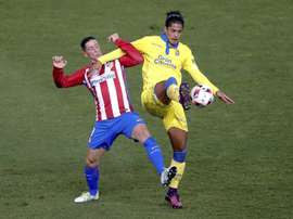 Lemos face à Fernando Torres lors d'un Atlético-Las Palmas. EFE