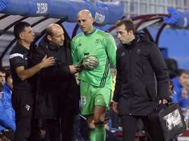 El portero del Osasuna Nauzet Pérez se retiró lesionado en el partido frente al Eibar. EFE