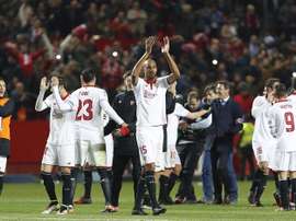 Les joueurs du FC Séville célèbrent la victoire contre le Real Madrid au stade Sanchez Pizjuan. EFE