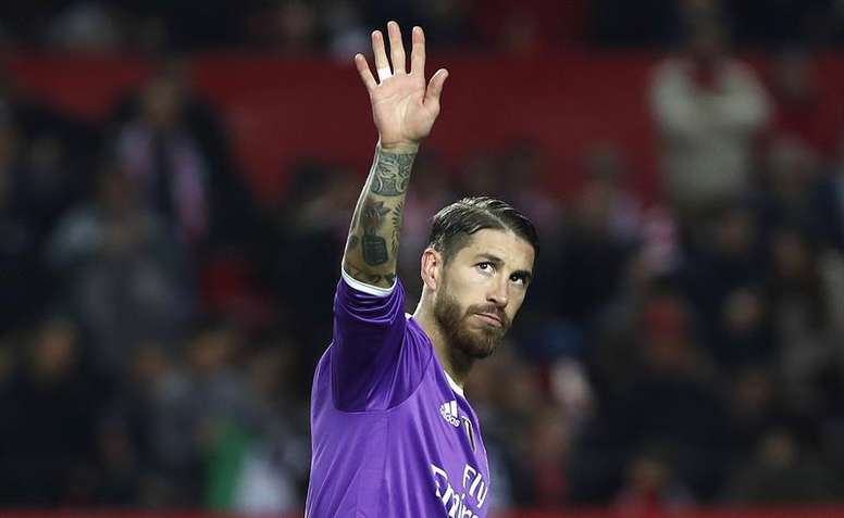 El defensa del Real Madrid Sergio Ramos saluda a la afición al inicio del partido de la decimoctava jornada de Liga en Primera División que se disputó en el estadio Ramón Sánchez-Pizjuán, en Sevilla. EFE
