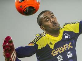 Routledge seguirá en el Swansea tras mejorar su rendimiento. EFE