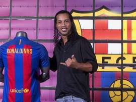 El exjugador del FC Barcelona Ronaldinho, posa hoy para los medios de comunicación, durante su presentación como nuevo embajador del FC Barcelona, para el que hará funciones de representación en actos oficiales. EFE