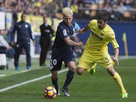 Le milieu du Malaga, Keko à la lutte d'un ballon avec le défenseur du Villarreal, José Angel. AFP