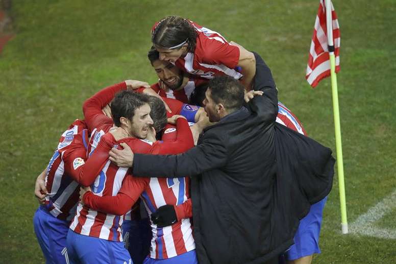Los jugadores del Atlético de Madrid celebran con su entrenador, Diego Simeone (d), el tercer gol an