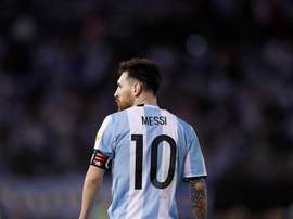 Messi mantuvo una conversación con Romero. EFE