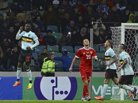 El delantero belga Christian Benteke (i) celebra su tanto ante Rusia. EFE