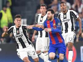 Dybala et Messi disputent un ballon en quarts de finale de Ligue des champions. EFE