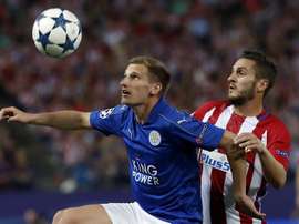 Albrighton battles with Koke. EFE