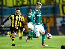 Nahitan Nández (I), uno de los castigados. EFE