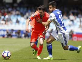 L'attaquant de Grenade, Cuenca à la lutte avec Berchiche, de la Real Sociedad, en match de Liga. EFE