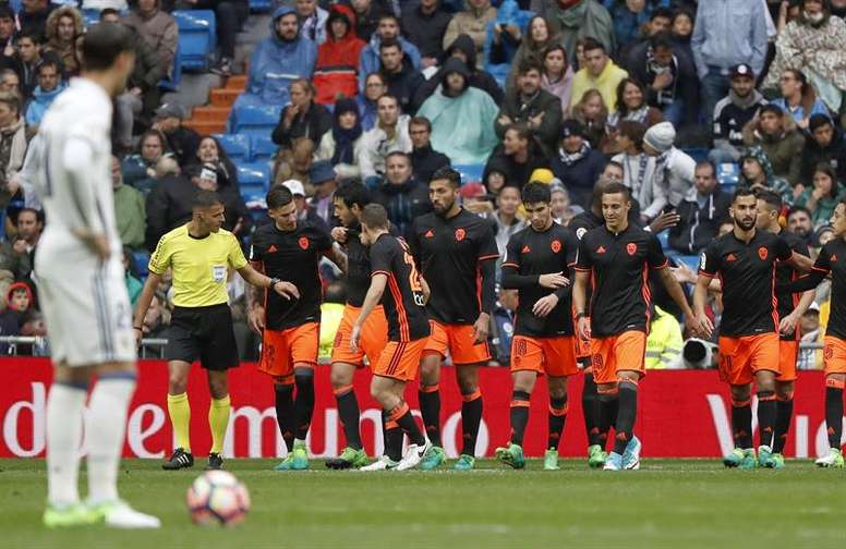 El conjunto blanco le ha ganado al conjunto valencianista en las últimas 11 visitas. EFE/Archivo