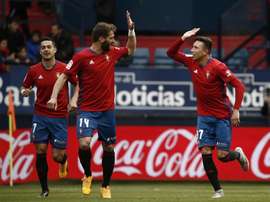 Le joueur d'Osasuna Steven célèbre son but face au Deportivo avec son coéquipier Tienza. EFE