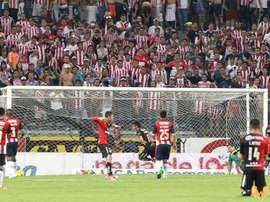 Chivas no pudo romper el orden defensivo de Atlas. EFE