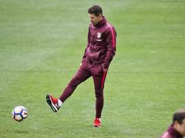 Simeone espía a un centrocampista de un club italiano. EFE