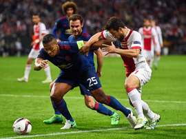 Capitão na final da LE, Valencia tem agora vínculo com o Man. United até 2019. EFE
