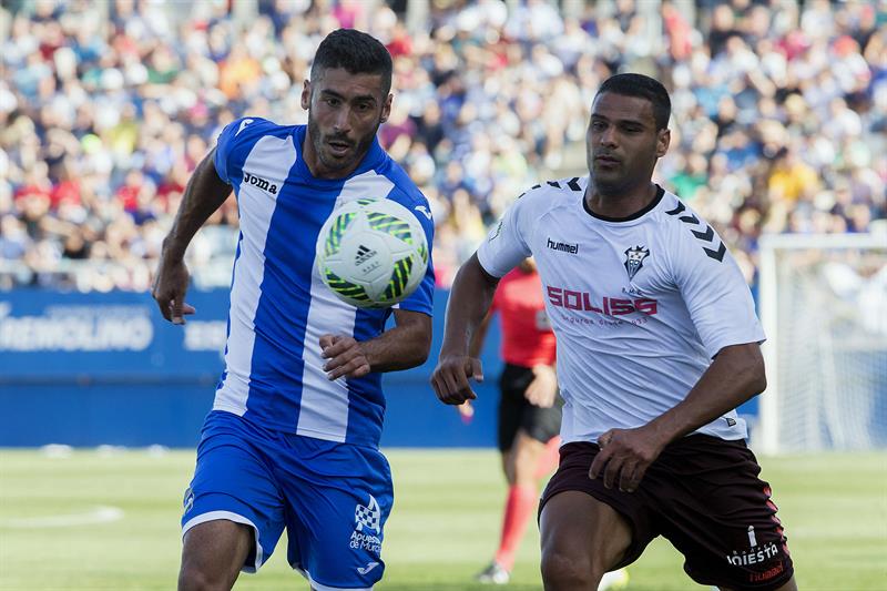 Los jugadores del Albacete dan las gracias a la afición