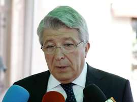 Cerezo no parece tener claro en qué punto está la renovación de Godín... EFE