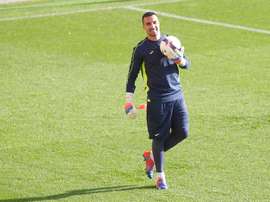 Asenjo volverá a jugar en octubre tras su lesión. EFE/Archivo