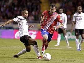 Bryan, con un golazo, le dio los puntos a los 'ticos'. EFE