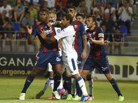 Hasta seis jugadores buscan su oportunidad en el once titular del Huesca. EFE/Archivo