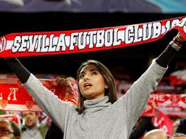Une supportrice du Séville FC chante l'hymne du club andalou avant un match. EFE