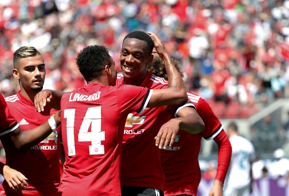 United need money and put nine players up for sale. EFE