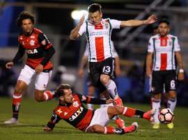 Fotografía tomada el pasado 5 de julio en la que se registró a Roberto Gutiérrez (arriba), del Palestino de Chile, al disputar un balón con Éverton Ribeiro (abajo), del Flamengo de Brasil, durante el partido de ida de esta llave de segunda fase de la Copa Sudamericana, en el estadio San Carlos de Apoquindo de Santiago de Chile. EFE/Archivo