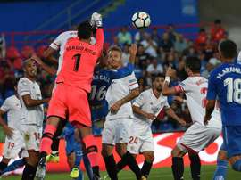 El conjunto hispalense sigue buscando un zaguero. EFE/Archivo