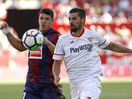 O Sevilla recebeu e venceu o Eibar, por três bolas a zero. EFE
