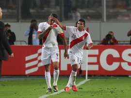 El pequeño delantero peruano podría llegar a La Liga. EFE