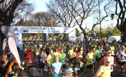 Centenares de personas corren el Maratón de Buenos Aires. EFE