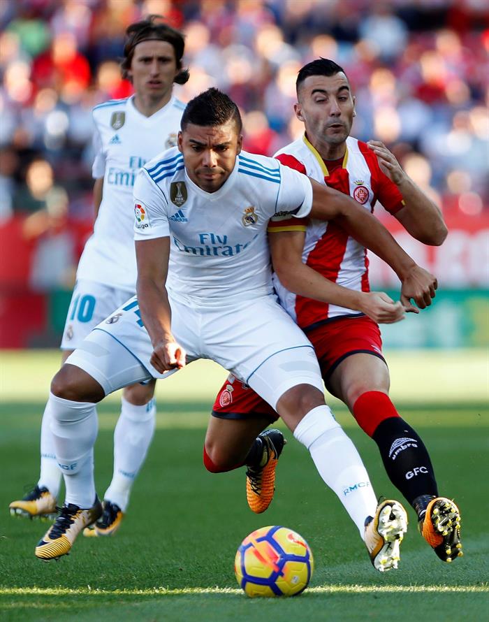 Los centrocampistas del equipo blanco fueron los grandes señalados de la derrota ante el Girona. EFE