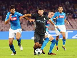 Sergio Aguero à la lutte avec Albiol et José Callejón. EFE
