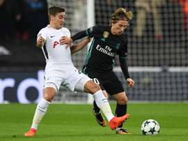 Winks battles against Luka Modric in the Champions League. EFE