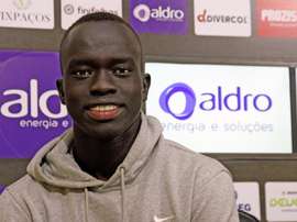 Awer Mabil no tiene un gran salario, pero está volcado con los refugiados. EFE