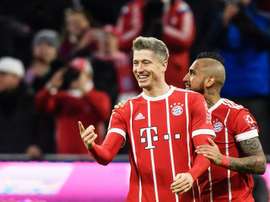 'Lewa' bisou e ajudou o Bayern Munique a bater o Augsburg. AFP