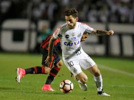 Fotografía tomada el pasado 5 de julio en la que se registró al centrocampista brasileño Lucas Lima, al actuar para el Santos de Brasil, durante un partido de la Copa Libertadores, en Curitiba (Brasil). EFE/Archivo