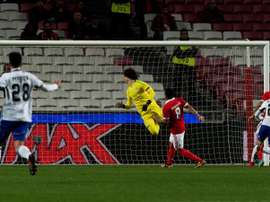 Svilar vê a bola como o Benfica viu a Champions: a passar-lhe ao lado. EFE