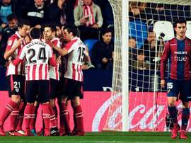 Os jogadores do Bilbao celebram o gol de Aduriz. EFE