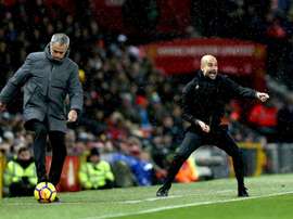 Pep Guardiola y José Mourinho representan la máxima rivalidad en los banquillos. EFE/EPA/Archivo