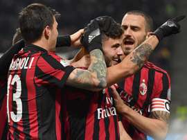 Cutrone celebra com os companheiros o gol apontado ao Verona. EFE