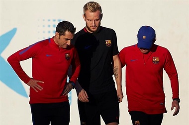 Ernesto Valverde medió para evitar la fuga de Rakitic. EFE