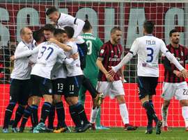 Os jogadores da Atalanta celebram o gol de Bryan Cristante. EFE/EPA